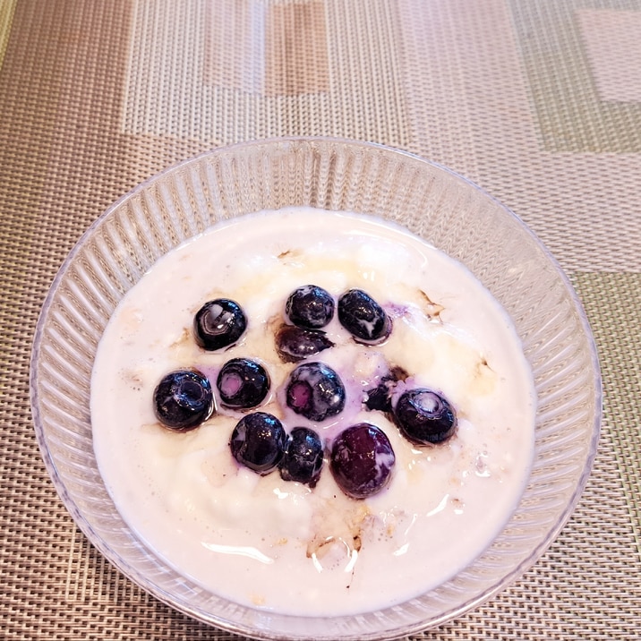 朝食にクリームチーズとベリーのオーバーナイトオーツ